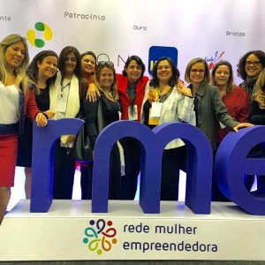 Membros do Rede Mulher Empreendedora Rio de Janeiro entre a idealizadora Ana Fontes (de preto à esquerda) e a embaixadora do Rio Andréa Carvalho (de branco à direita, próxima a letra M).